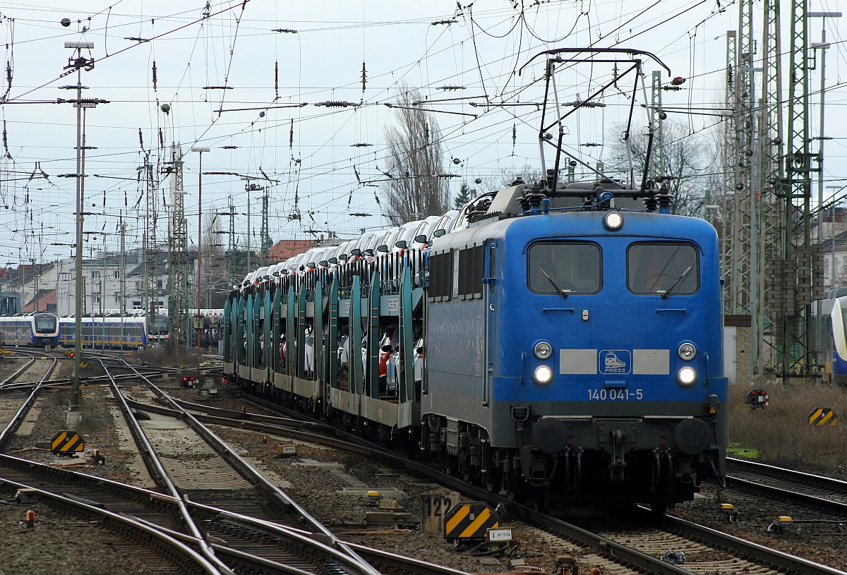 PRESS 140 041-5/E40 810/6140 810-3(REV/LD X/29.08.14) fährt hier mit vielen schicken Autos am Haken durch den Bremer Hauptbahnhof. 29.01.2016