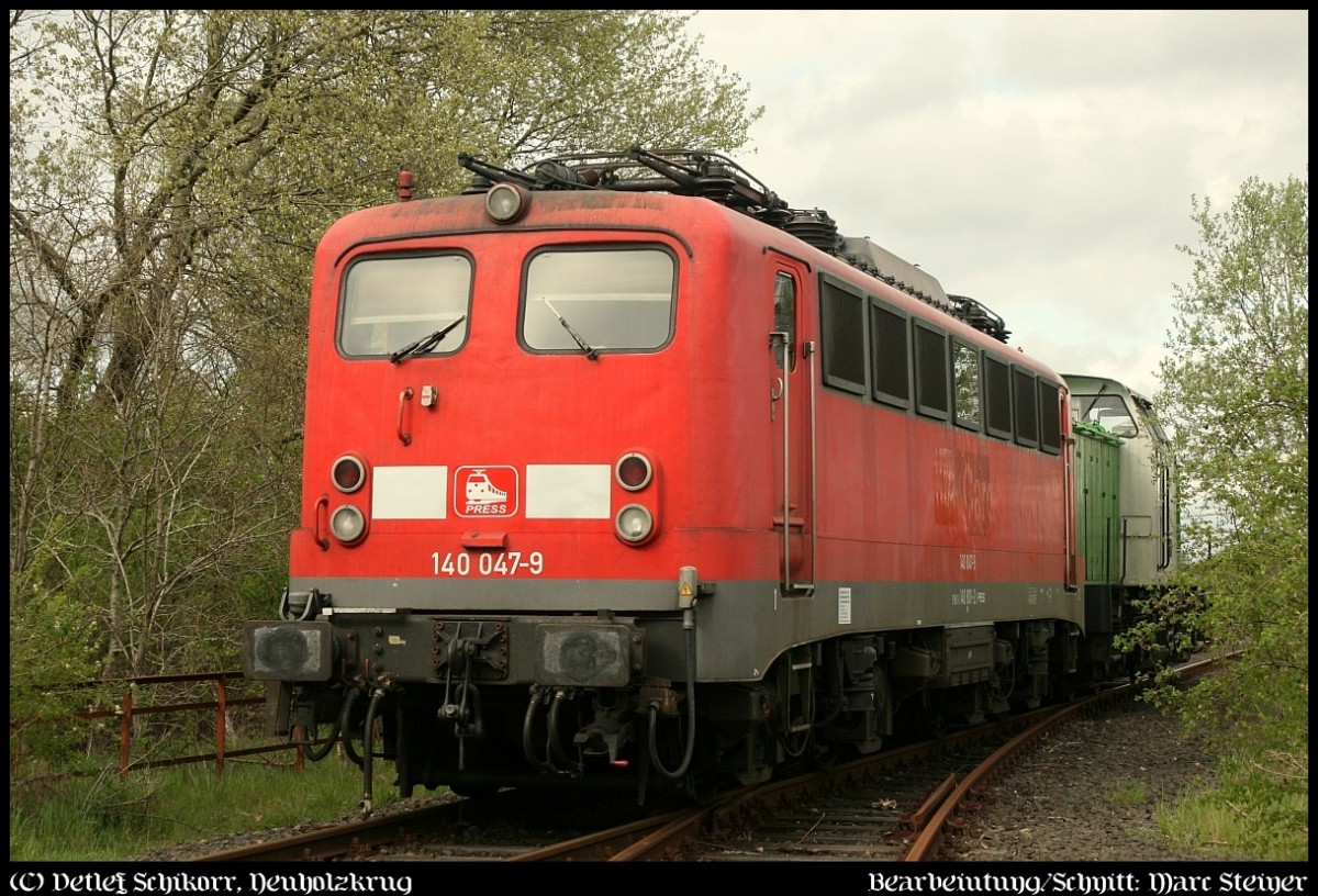 PRESS 140 047-9/ 140 801-2 steht hier zusammen mit der SETG V100.02(98 80 3202 287-9 D-ECCO)in Flensburg-Weiche abgestellt und wartet auf die Beladung ihres Holzzuges. Das Bild wurde freundlicher Weise von Herrn Schikorr zur Verfügung gestellt, Vielen Dank nochmal dafür! 07.05.2015