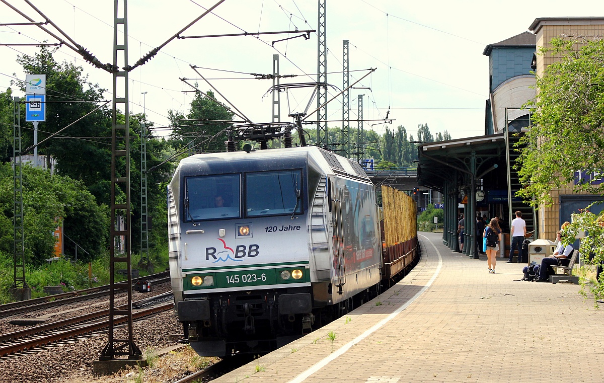 PRESS 145 023-6/ 145 083-2(ex SBB481 001, MThB 486 561) mit einem langen Laas Ganzzug(leere Holztransport Wagen)durch HH-Harburg gefahren. 06.07.2015