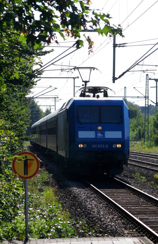 PRESS 145 023-6(145 083-2, ex SBB 481 001)mit dem DPE 5199 aus Hamburg festgehalten bei der Durchfahrt in Schleswig(leider bei absolutem Gegenlicht). 22.09.2014