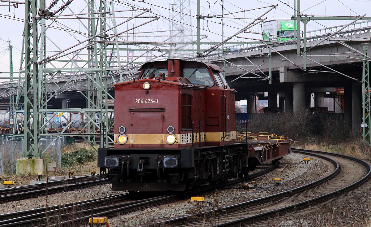 PRESS 204 425-3 oder 92 80 1203 220-9 mit Verl/LESP/02.09.22 schiebt hier leere Containertragwagen Richtung Hafen Hamburg. Dradenau 15.01.2022