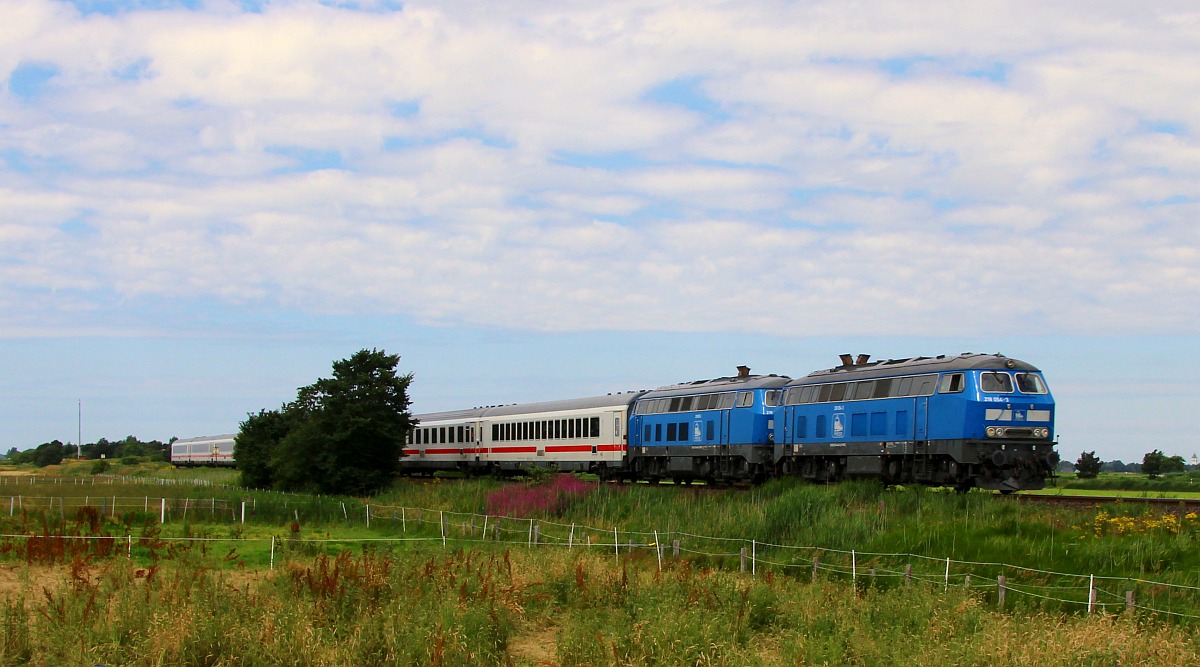 PRESS 218 054 + 055 mit dem IC 2215 gen Süden aufgenommen am ehemaligen Bü Dykensweg zwischen Lehnshallig und Klanxbüll. 13.07.2022