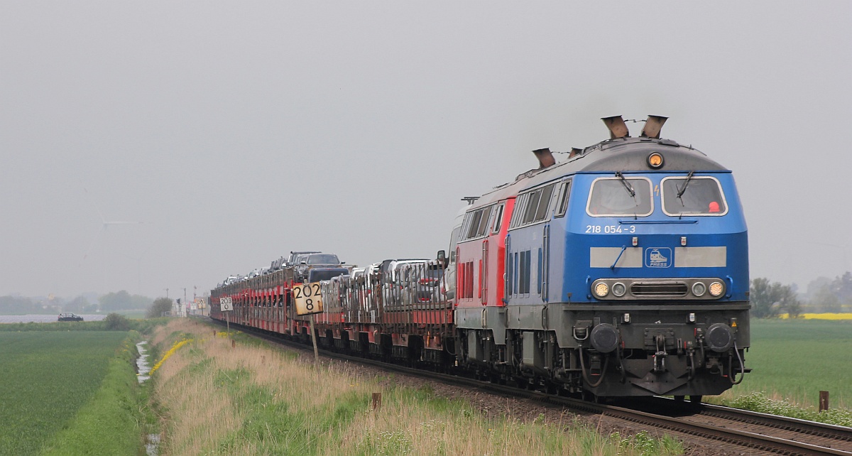 PRESS 218 054-3 und DB 218 322 mit Sylthuttle nach Niebüll. Bü Triangel 16.05.2021