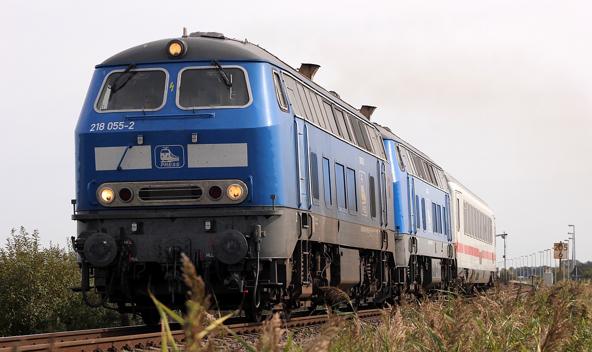 PRESS 218 055 + 054 mit IC 2072 nach Westerland. Lehnshallig 19.09.2020