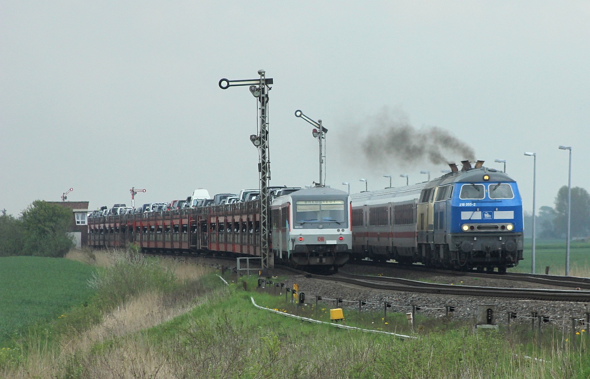 PRESS 218 055 + RPRS 218 489 mit IC 2072 nach Westerland. Lehnshallig 16.05.2021