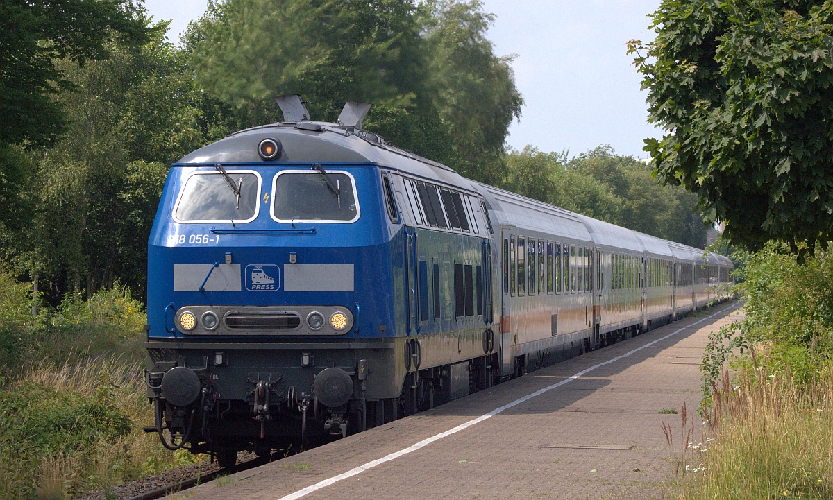 PRESS 218 056-1(218 454-7) mit dem IC 2189 nach HH-Altona, Ausfahrt Husum 25.07.2021