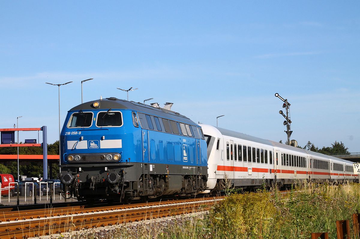 PRESS 218 058 (218 412) vor IC 2364 passiert das Einfahrtsignal von Niebüll 01.08.2022