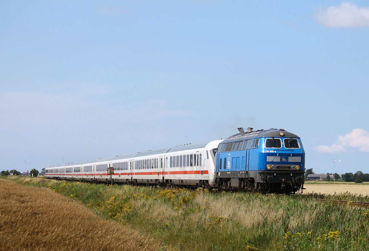 PRESS 218 412 (218 058) befördert alleine den aus 11 Wagen bestehenden IC 2215 nach Itzhoe, hier beim Bü Triangel 28.07.2023