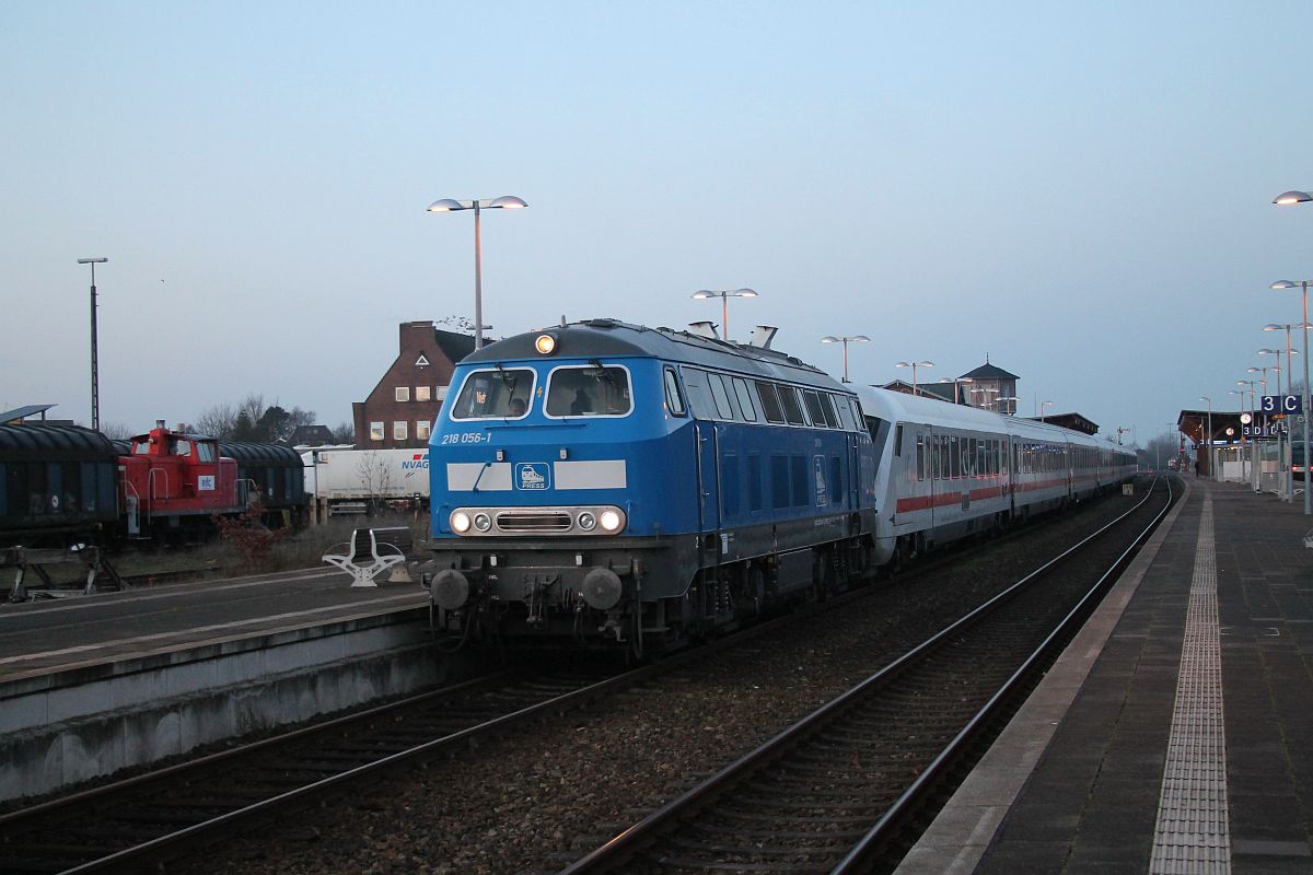 PRESS 218 454 (218 056) vor IC 2073 zur blauen Stunde Niebüll 19.12.2020