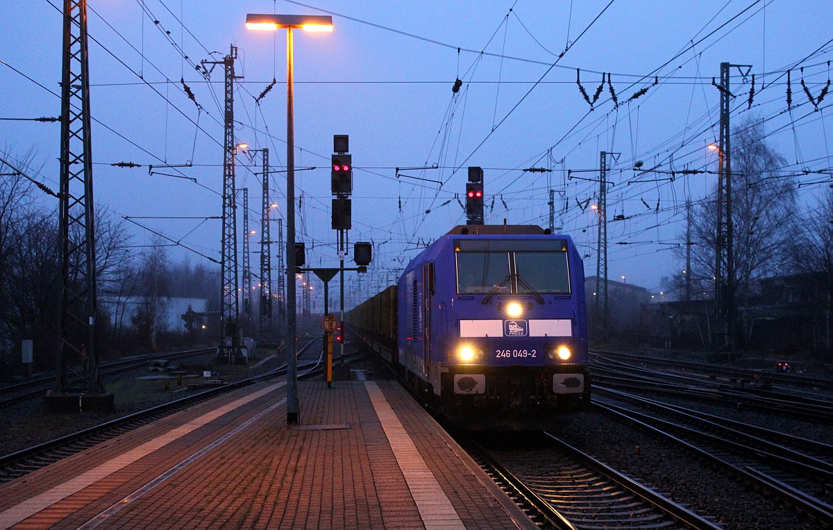 PRESS 246 049-2(1246 011-1, ex IGT Lok)dieselt hier kurz nach unserer Ankunft in Neumünster mit einem Holzzug Richtung Hamburg durch den Bhf Neumünster. 13.01.2016