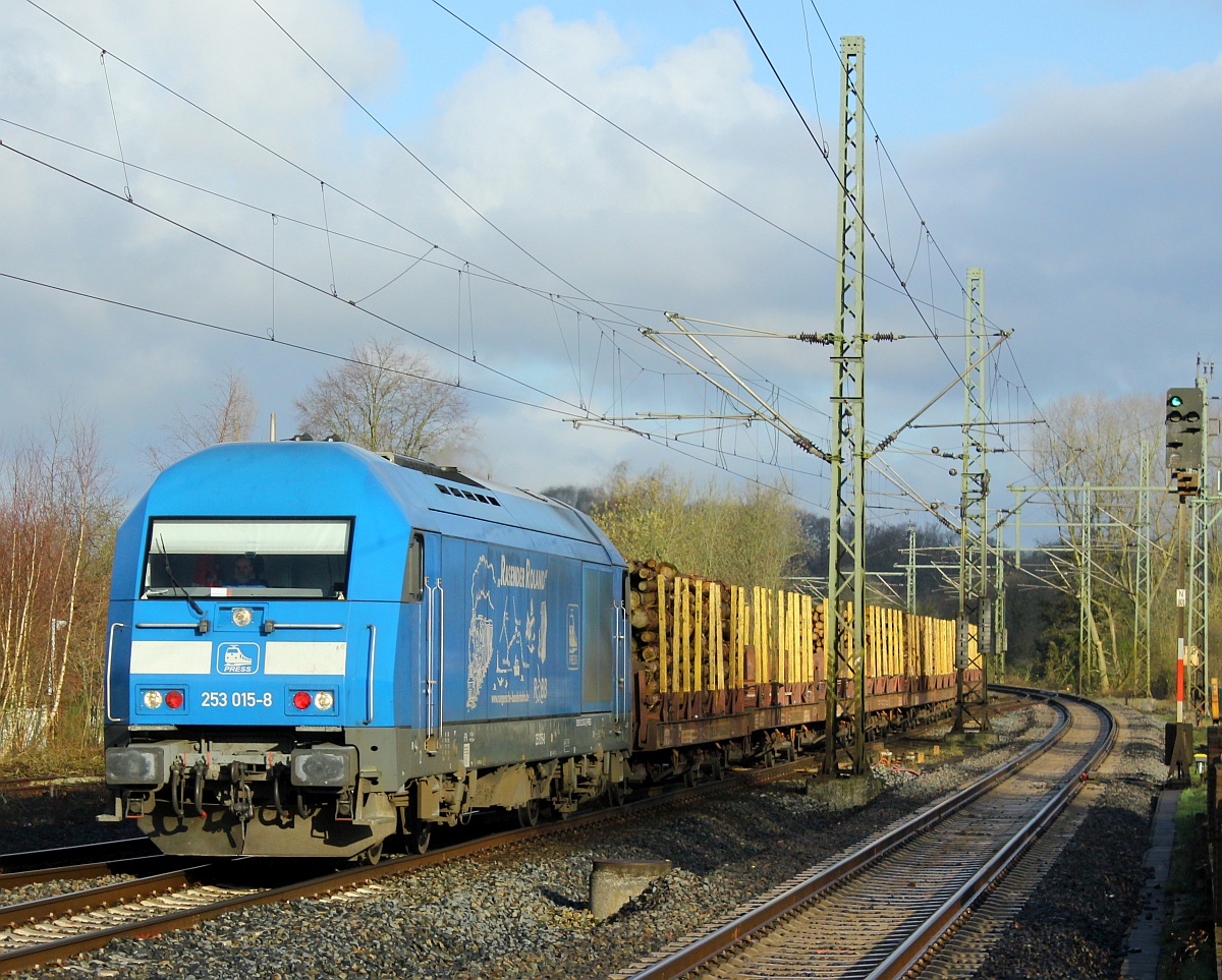 PRESS 253 015-8(223 052-2, REV/LD X/17.07.13) mit Holzzug Richtung Hamburg. Schleswig 31.03.2016