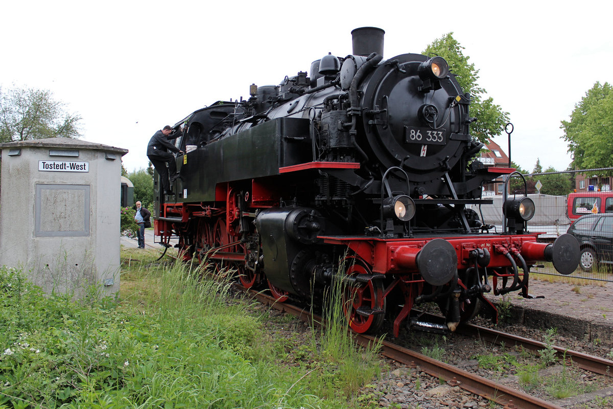 PRESS 86 333 Sonderfahrt im nassen Dreieck auf der EVB-Strecke Zeven - Tostedt. In Tostedt-West muss erstmal Wasser getankt werden. Datum 26.05.2019