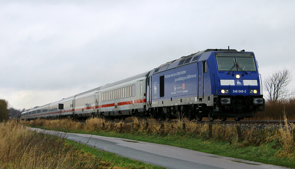 PRESS/DB 246 011-1 (049-2) mit dem IC 2311 auf dem Weg Richtung Hamburg. Südermarsch 26.11.2021