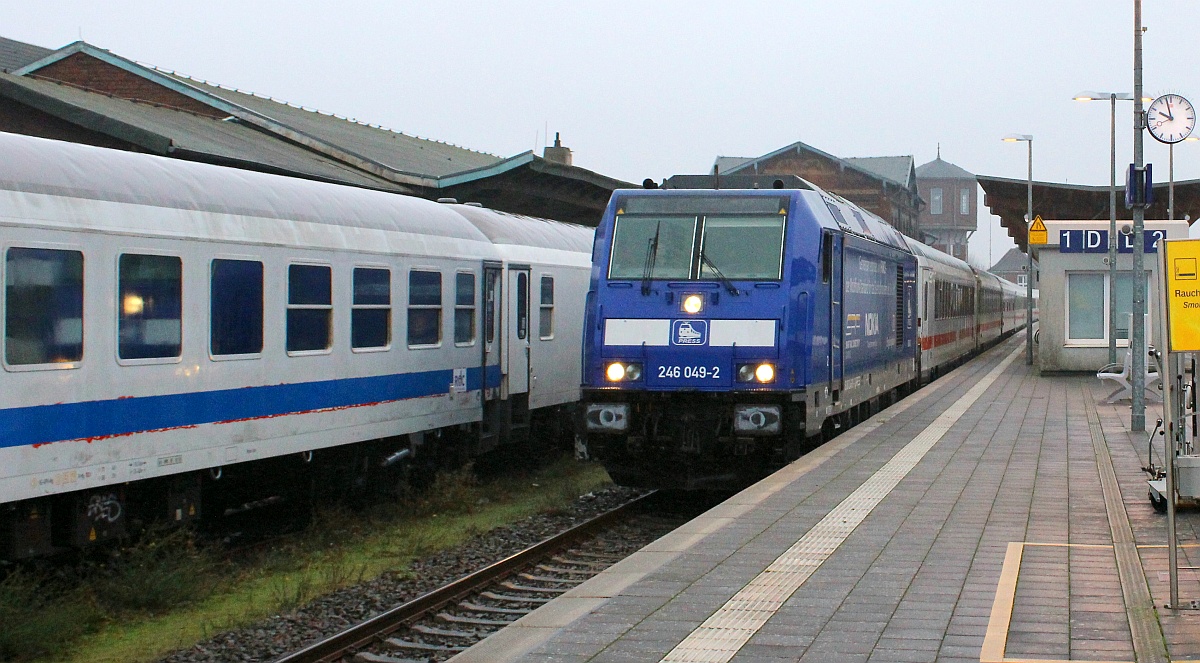 PRESS/DB 246 011-1 hat hier mit dem IC 2311 in Niebüll Einfahrt auf Gleis 1 da der Zug wegen technischer Probleme hier endete. Niebüll 12.12.21