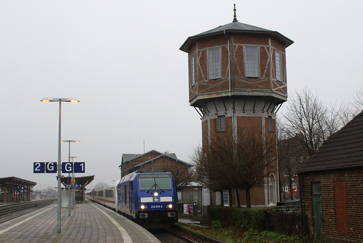 PRESS/DB 246 011-1 hat den Wagenpark erreicht und drück diesen nun in die Abstellung. Niebüll 12.12.21