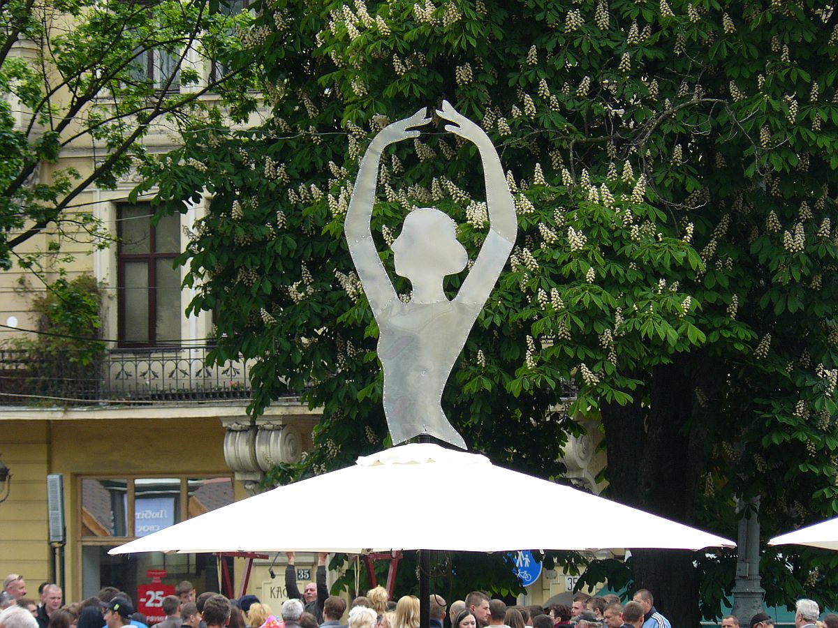 Prospekt Svobody, Lviv 11-05-2014.

Met ballerina versierde parasol. Prospekt Svobody, Lviv 11-05-2014.