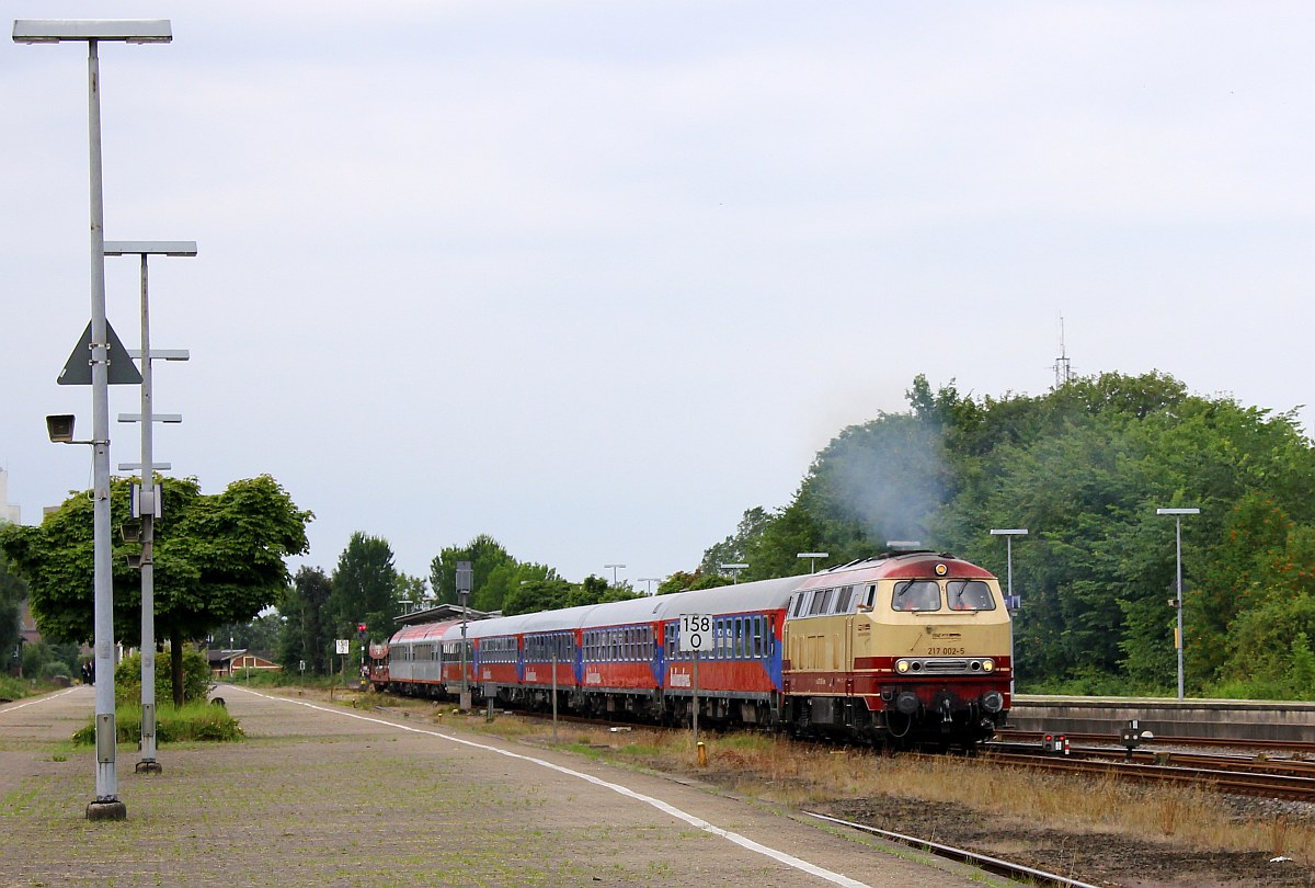 Punkt 12 ertönte ein lauter Pfiff und mit einem tiefen Grollen verließ die 217 002-5 mit ihrem BTE Leerzug Husum Richtung Hamburg. 02.08.2017