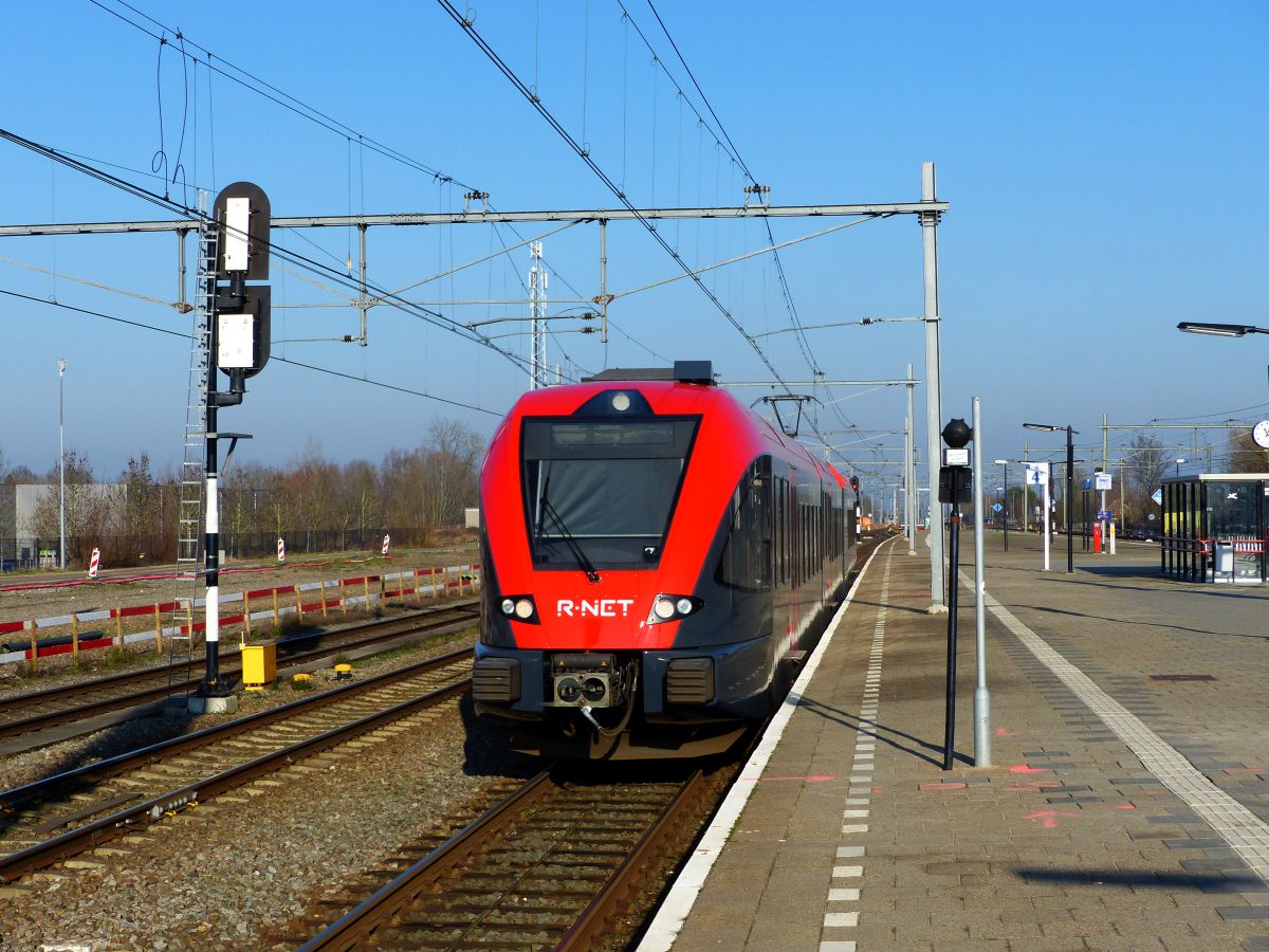 Qbuzz GTW 2/8 Triebzug 6357 (ex-Arriva 10506) Gleis 4a Geldermalsen 07-02-2020.

Qbuzz GTW 2/8 treinstel 6357 (ex-Arriva 10506) spoor 4a Geldermalsen 07-02-2020.