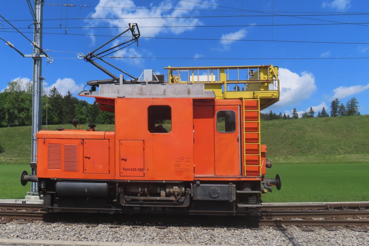 Quasi-retro 225 056 steht am 18 Mai 2025 in Sümiswald-Grünen.