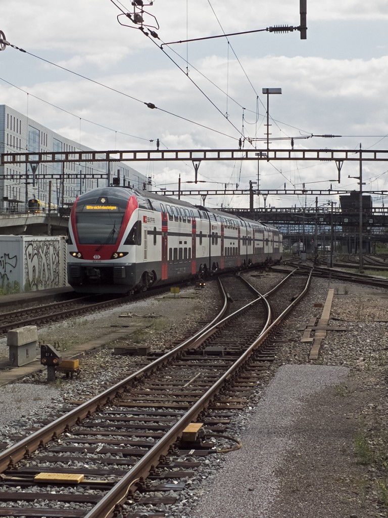 RABe 511 111 fährt am 04.08.14 aus Richtung Zürich in Basel SBB ein. Die KISS-Triebwagen sind in der Schweiz recht unbeliebt, weil mit ihnen auch in IR- und RE-Diensten sämtliche Zugbegleiter eingespart wurden.