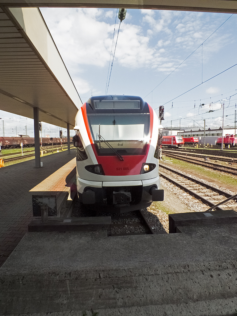 RABe 521 005 der Basler S-Bahn war am 04.08. im Badischen Bahnhof in Basel abgestellt.