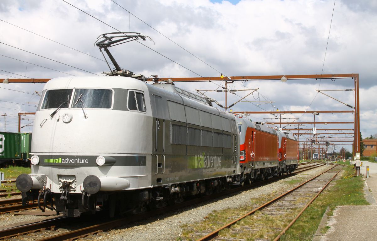 RADVE 103 222 schiebt DSB EB 3229 + EB 3230 in den 50Hz- Teil des Bhf. Pattburg/DK 30.04.2022