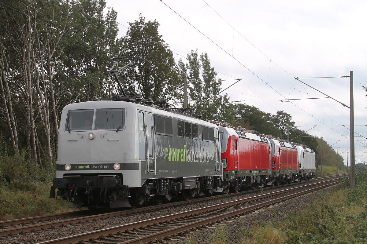 RADVE 111 210 mit nagelneuen DSB EB 3237 + EB 3238 und 193 965 im Schlepp Harrislee Grenze 04.10.2021 