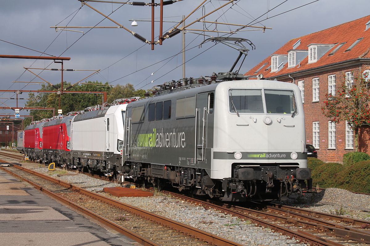 RADVE 111 210 schiebt 193 965 + DSB EB 3238 + EB 3237 in den 50 Hz Teil des Bf. Padborg 04.10.2021