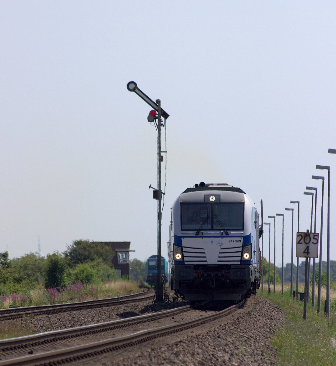 RAG 247 909 mit AZS nach Westerland. Lehnshallig 19.07.2022 color