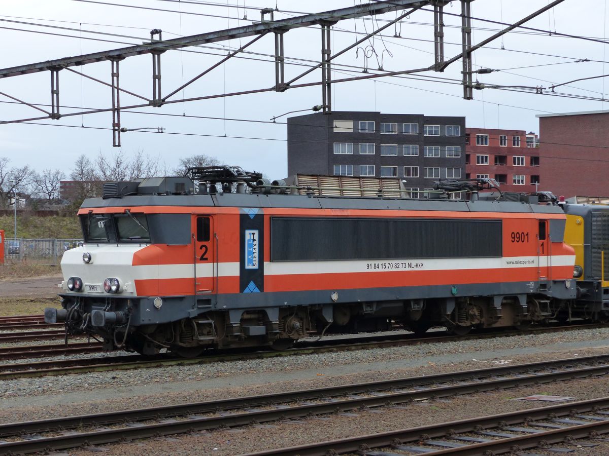 Rail Experts Lokomotive 9901 (ex - NS 1627) Gleis 11 Amersfoort Centraal 17-12-2019.

Rail Experts locomotief 9901 (ex - NS 1627) spoor 11 Amersfoort Centraal 17-12-2019.