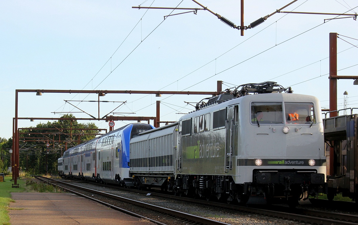 RailAdventure 111 215-0(REV/LD X/02.03.18) mit Mälartåg ER1 028 und Habfis Begleitwagen Einfahrt Padborg 18.09.2020