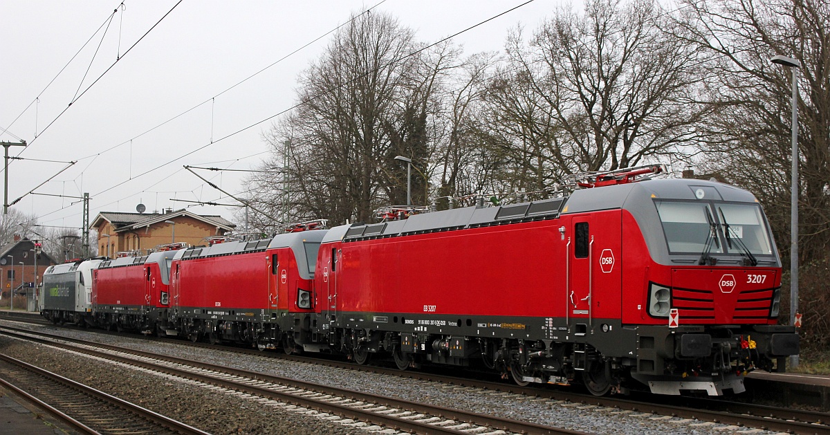 RailAdventure 183 500-8 mit dem DbZ 42792 bestehend aus den DSB Vectronen EB 3208, 3206 und 3207 beim kurzen Halt in Owschlag. 24.01.2021