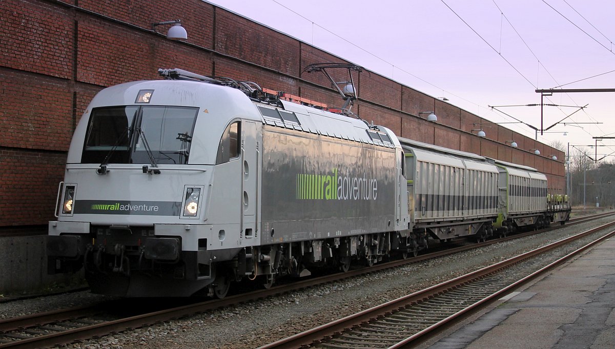 Railadventure 183 500 mit Kuppelwagen und Loco Buggies in Padborg/DK. 28.12.2019