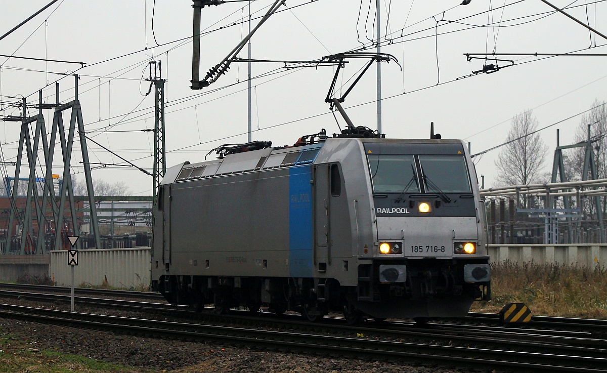 Railpool 185 716-8(ex Enercon 481 001, REV/30.06.08, Verl/AM 9/30.06.15)auf dem Weg in den Hafen um sich Arbeit zu holen. HH-Waltershof 29.11.2014