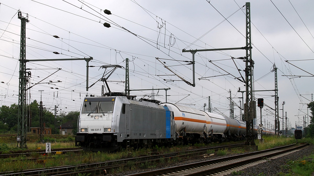 RAILPOOL 186 537 vor Kesselwagenzug kommt von der anderen Seite, Oberhausen Rbf 09.05.2022