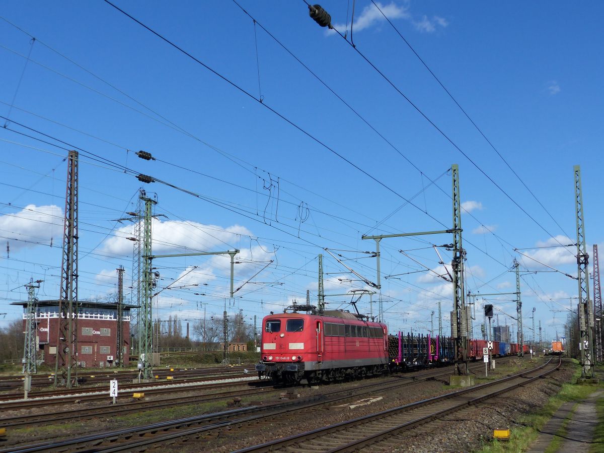 Railpool (ex-DB Cargo) Locomotive 151 046-0 Bahnhof Oberhausen West 12-03-2020.

Railpool (ex-DB Cargo) locomotief 151 046-0 goederenstaion Oberhausen West 12-03-2020.