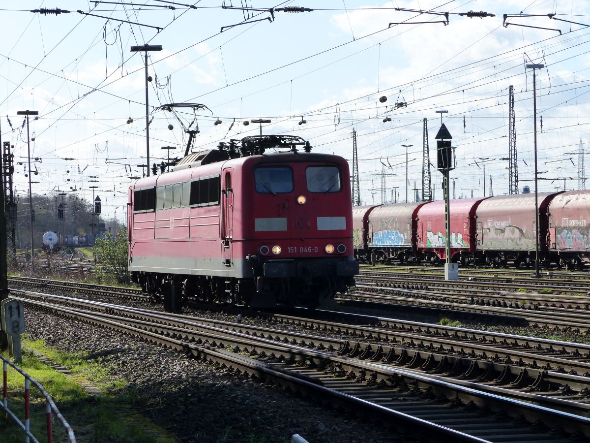 Railpool ex-DB Cargo Lokomotive 151 046-0 Gterbahnhof Oberhausen West 12-03-2020.

Railpool ex-DB Cargo locomotief 151 046-0 goederenstaion Oberhausen West 12-03-2020.