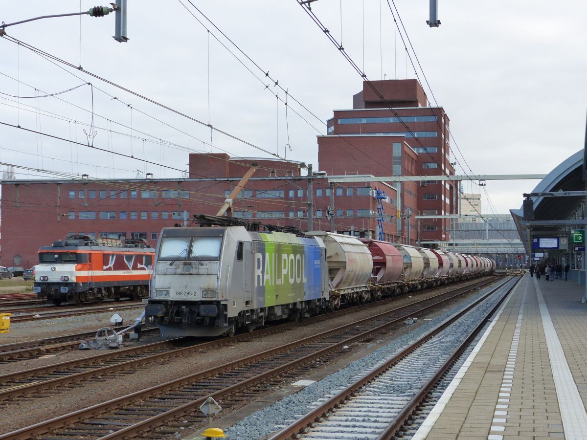 Railpool Locomotive 186 295-2 Amersfoort 29-11-2019.

Railpool locomotief 186 295-2 Amersfoort 29-11-2019.