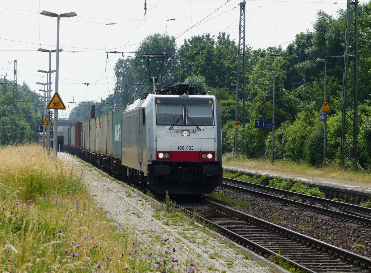 Railpool locomotive 186 493-3 Gleis 2 Bahnhof Empel-Rees 18-06-2021.

Railpool locomotief 186 493-3 spoor 2 station Empel-Rees 18-06-2021.