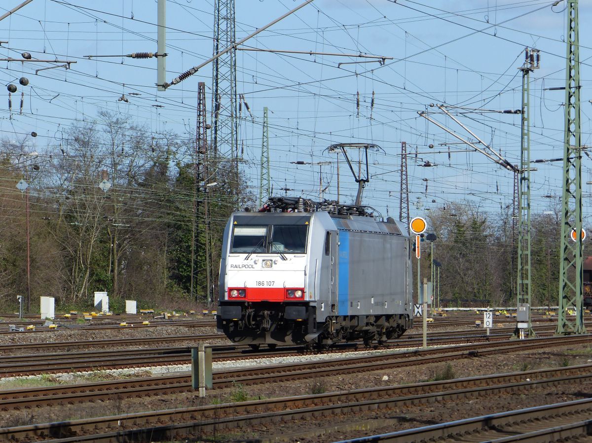 Railpool Lokomotive 186 107-9 (91 80 6186 107-9) goederenbahnhof Oberhausen West 12-03-2020.

Railpool locomotief 186 107-9 (91 80 6186 107-9) goederenstation Oberhausen West 12-03-2020.