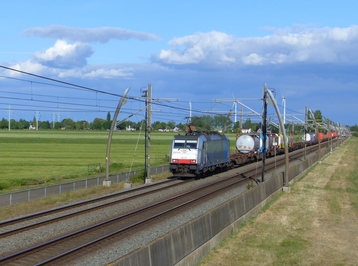 Railpool Lokomotive 186 107-9 (91 80 6186 107-9) Polderweg, Hardinxveld-Giessendam 15-05-2020.

Railpool loc 186 107-9 (91 80 6186 107-9) op de Betuwelijn Polderweg, Hardinxveld-Giessendam 15-05-2020.