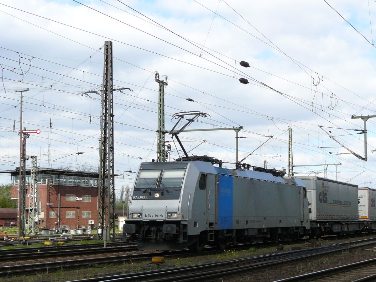 Railpool Lokomotive 186 141-8 Rangierbahnhof Oberhausen West 17-04-2015.

Railpool locomotief 186 141-8 rangeerterrein Oberhausen West 17-04-2015.