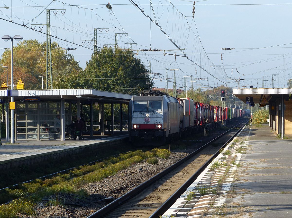 Railpool TRAXX Lokomotive 186 256-4(91 80 6186 256-4 D-Rpool) vermietet an DB Cargo Belgien. Gleis 2 Emmerich am Rhein, Deutschland 31-10-2019.



Railpool TRAXX locomotief 186 256-4(91 80 6186 256-4 D-Rpool) verhuurd aan DB Cargo Belgi spoor 2 Emmerich, Duitsland 31-10-2019.