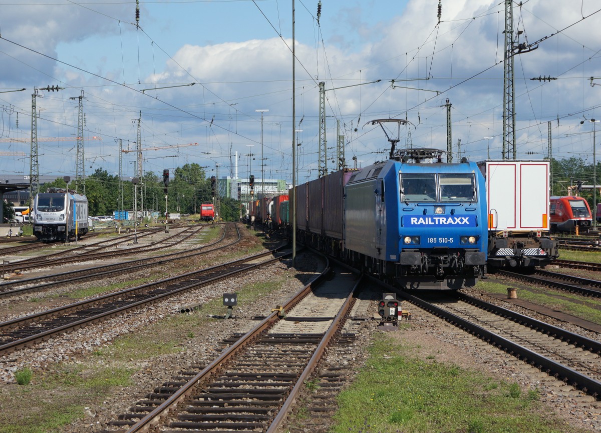 RAILTRAXX: Gterzugsdurchfahrt im Badischen Bahnhof Basel mit der 185 510-5 am 23. Juni 2015.
Foto: Walter Ruetsch 