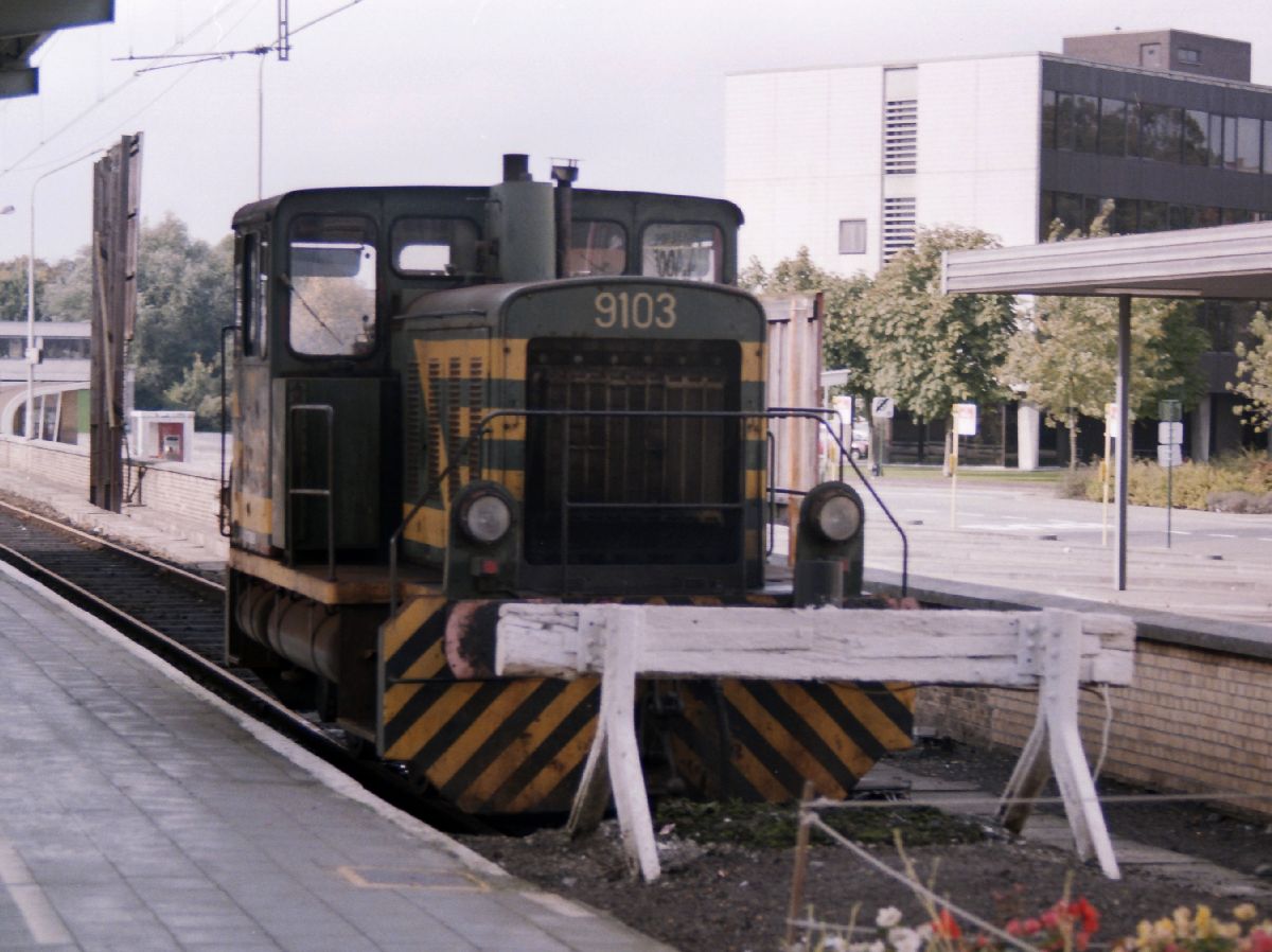 Rangierlokomotive 9103 in Kortrijk 09-10-1993. Bild und Scan: Hans van der Sluis.

Rangeerlocomotief 9103 in Kortrijk 09-10-1993. Foto en scan: Hans van der Sluis.