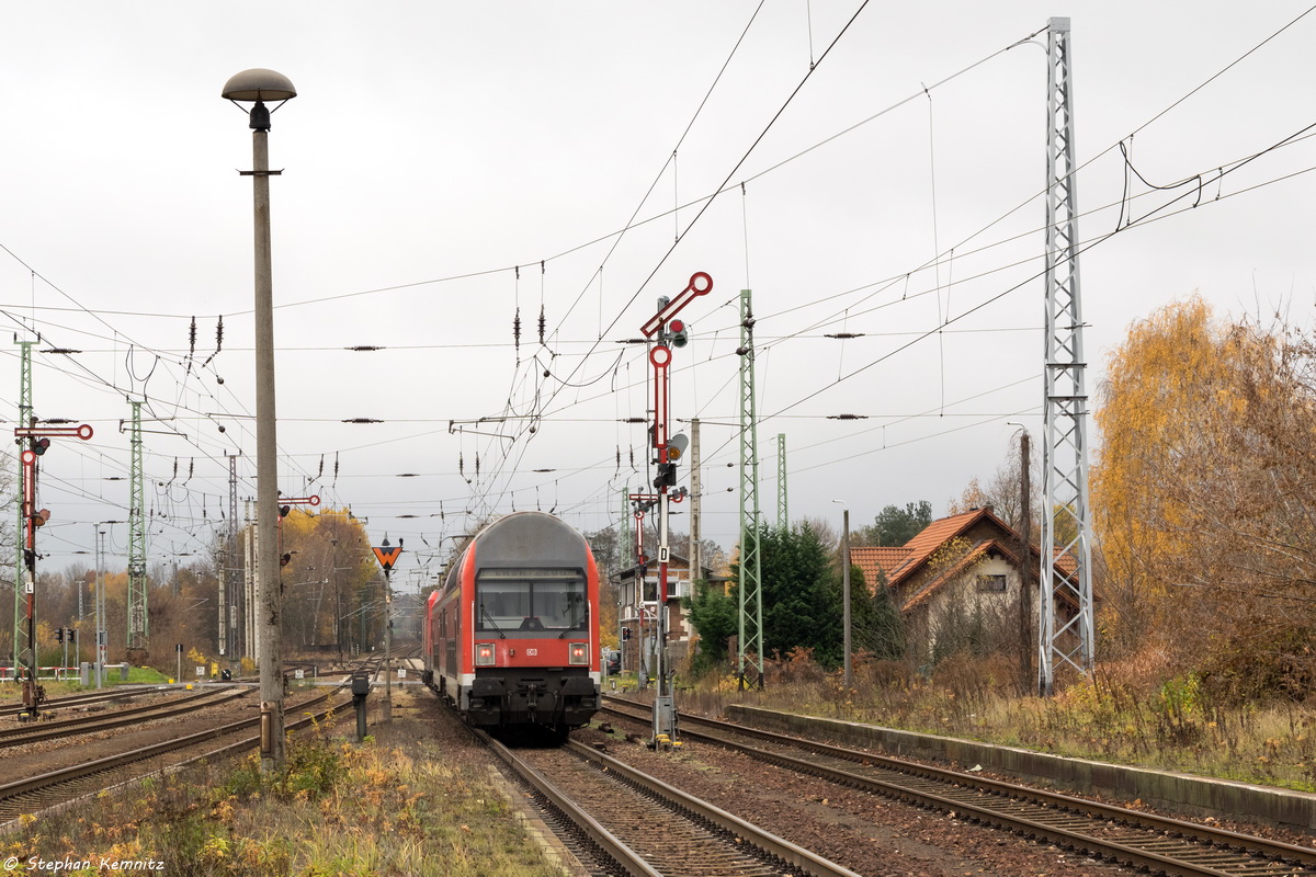 RB43 (RB 28888) von Cottbus nach Falkenberg(Elster), bei der Ausfahrt aus Calau (Niederlausitz) und gezogen hatte die 143 193-1. 07.11.2015