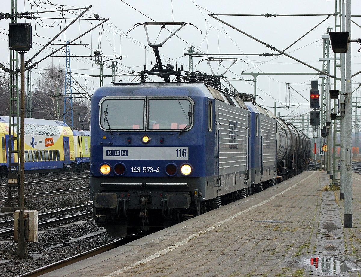 RBH 116/6143 573-4 und RBH 137/6143 812-6 mit langem Öler auf dem Weg Richtung Hamburg Hohe Schaar hier festgehalten bei der Durchfahrt im Bhf Hamburg-Harburg. 05.02.2016