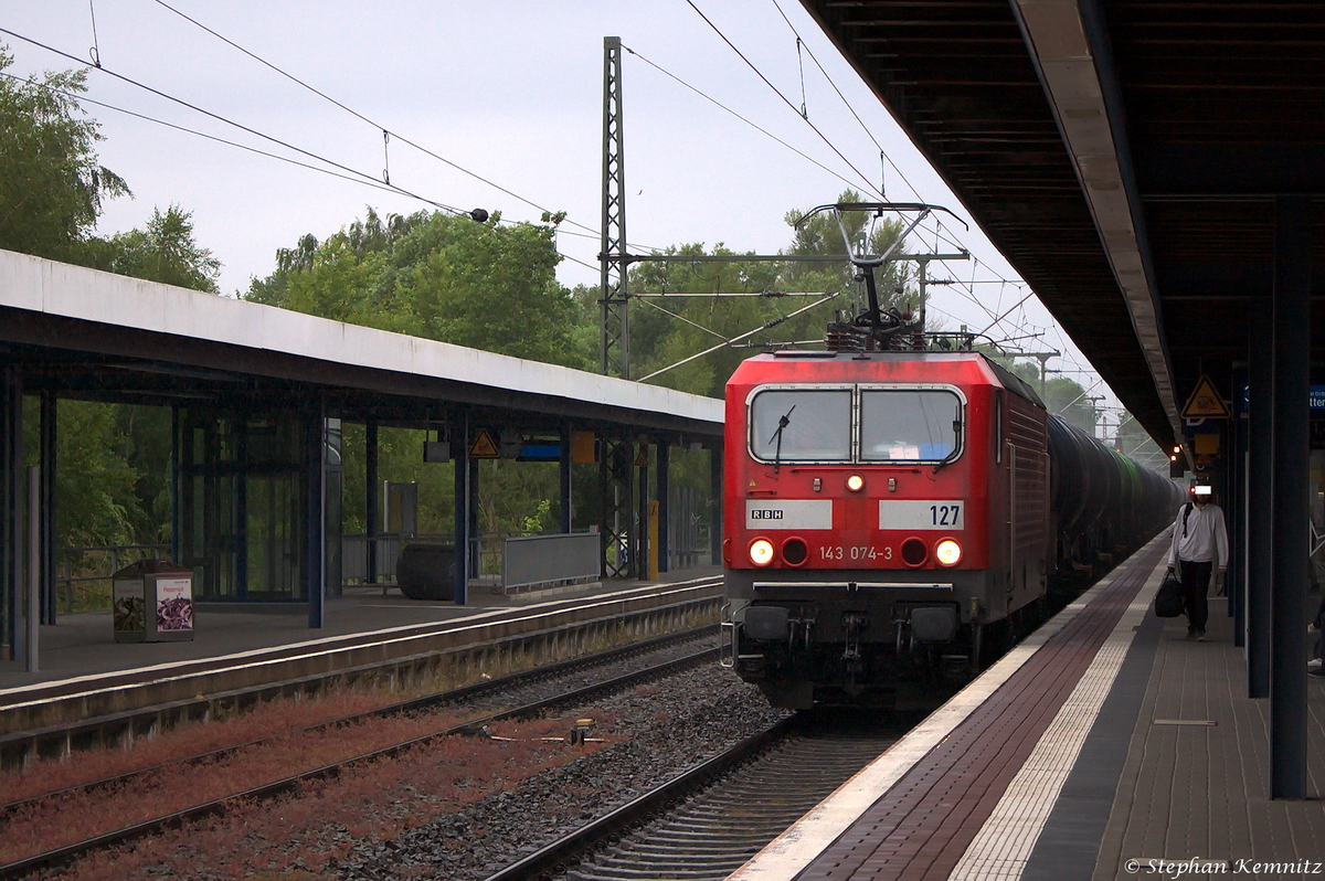 RBH 127 (143 074-3) RBH Logistics GmbH mit einem Kesselzug, bei der Durchfahrt im Brandenburger Hbf und fuhr in Richtung Werder(Havel) weiter. 27.05.2014