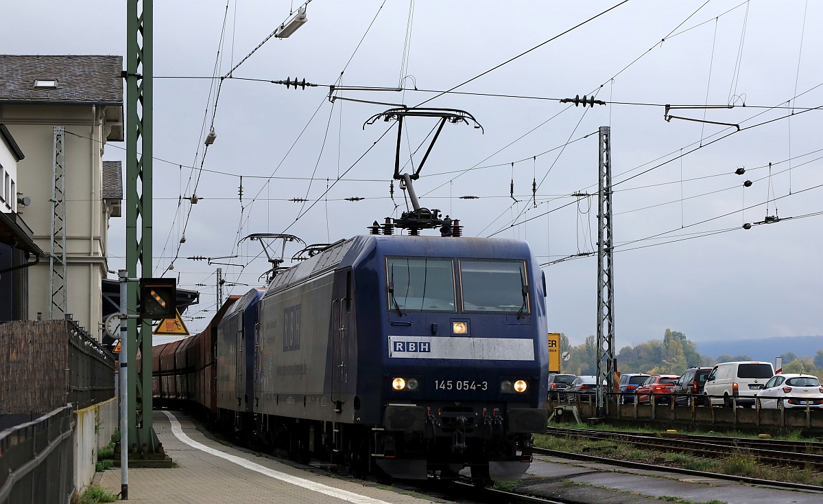 RBH 145 054-3 + 028-7 mit Kohlependel Rüdsheim 24.10.2023