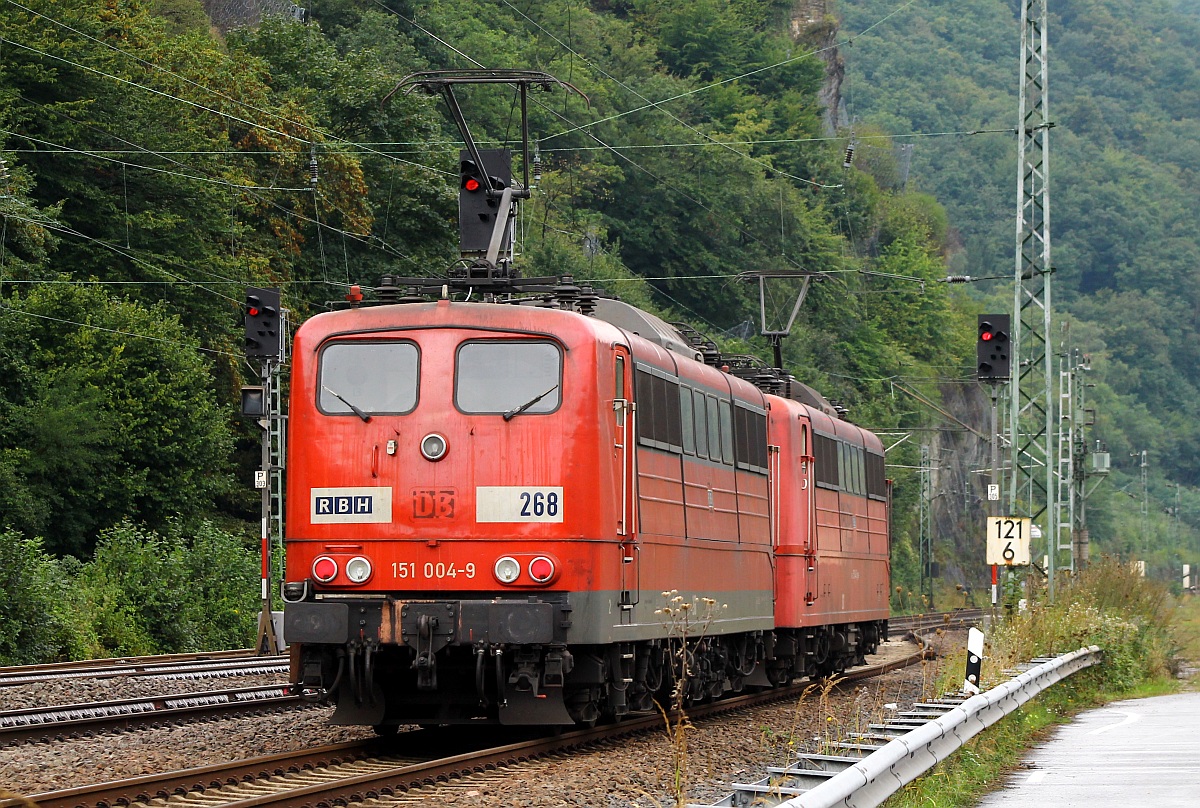 RBH 268/151 004-9 und RBH 267/151 144-3 beim Halt zwecks Überholung durch einen ICE. Boppard/Fellen 12.09.2013